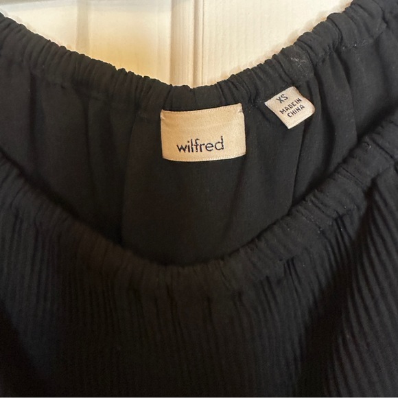 Gorgeous off the shoulder blouse by Wilfred. Size XS - Picture 5 of 5